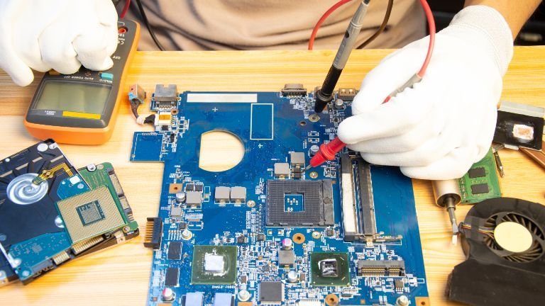 Serviço técnico em placa de notebook